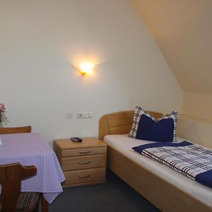 Zimmer mit Kingsize-Bett